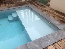 Piscine rectangulaire de 8 m x 4 m réalisée à Marcy-l’Étoile avec banquette et escalier d’angle