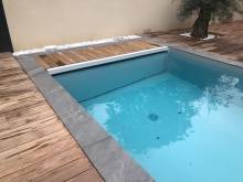 Piscine rectangulaire de 8 m x 4 m réalisée à Marcy-l’Étoile avec banquette et escalier d’angle