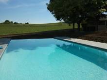 Piscine à débordement et miroir