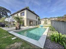 Piscine rectangulaire en  béton de  8 m x 3 m installé Genay avec équipements écologiques